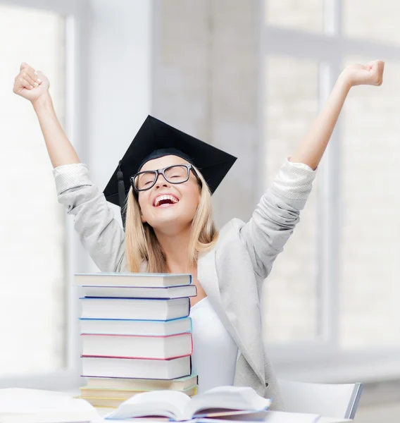 Estudiante feliz con gorra de graduación —  Fotos de Stock