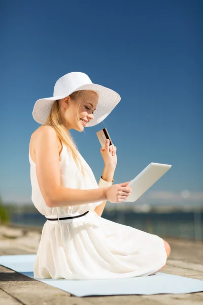 Femme en chapeau faisant des achats en ligne à l'extérieur — Photo