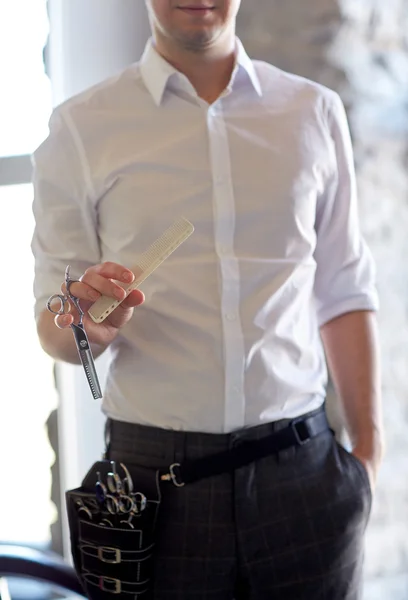 Close up of male stylist with scissors at salon — Stock Photo, Image