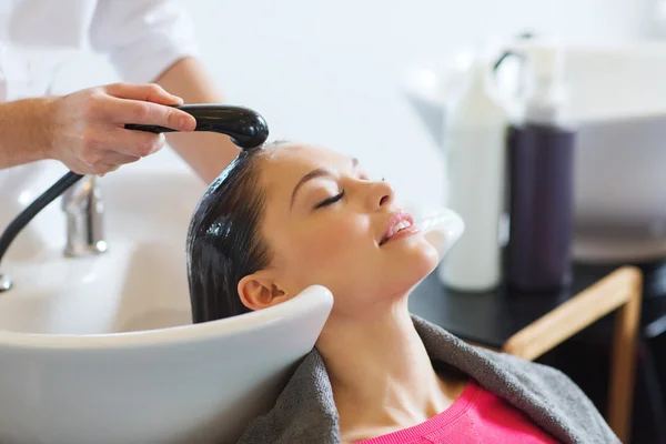 Wanita muda bahagia di salon rambut — Stok Foto