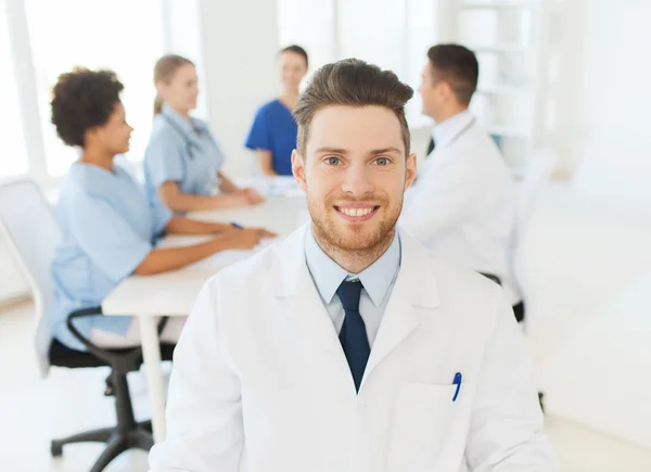 Médico feliz sobre el grupo de médicos en el hospital —  Fotos de Stock