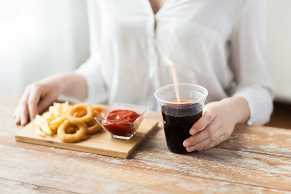 Primer plano de la mujer con bocadillos y cocacola — Foto de Stock