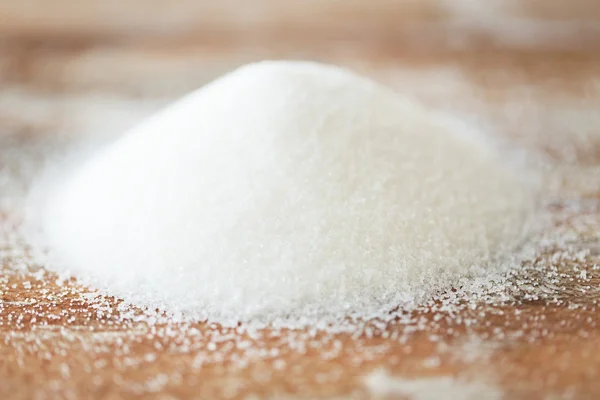 Close-up de montão de açúcar branco na mesa de madeira — Fotografia de Stock