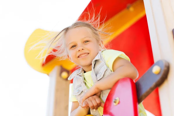 Šťastná holčička lezení na dětské hřiště — Stock fotografie