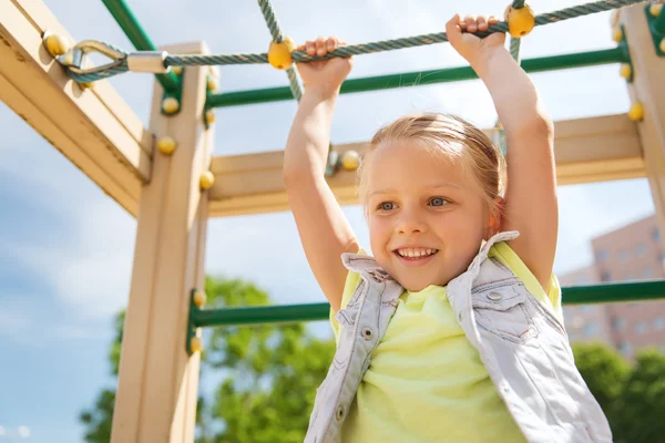 Glad liten tjej klättra på lekplats — Stockfoto