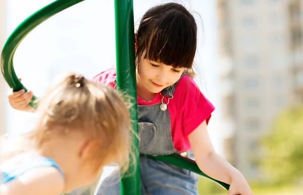 Grupo de niñas felices en el parque infantil —  Fotos de Stock