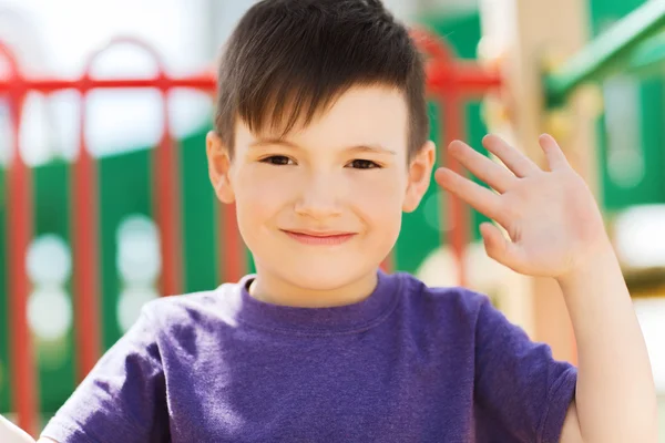 Fröhlicher kleiner Junge klettert auf Kinderspielplatz — Stockfoto