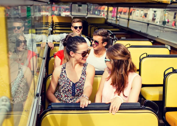 Groep lachende vrienden reizen door tourbus — Stockfoto