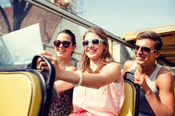 Gruppo di amici sorridenti che viaggiano in autobus turistico — Foto Stock