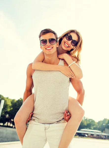 Sorridente coppia divertirsi in città — Foto Stock