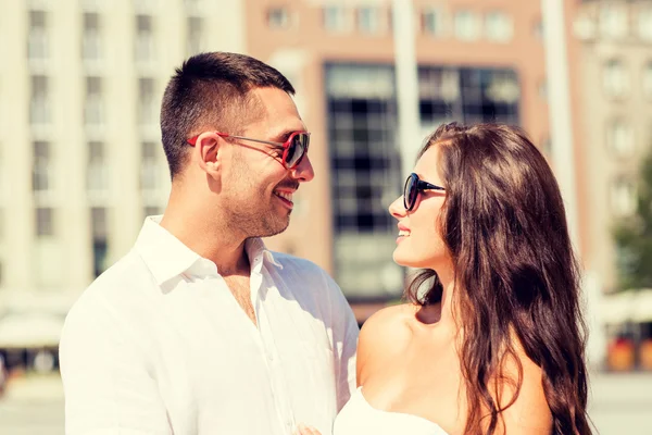 Smiling couple in city — Stock Photo, Image