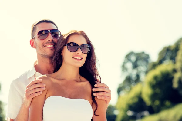 Smiling couple in city — Stock Photo, Image