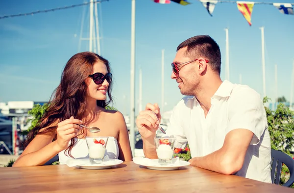 Lachende paar eten dessert in café — Stockfoto