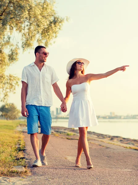 Sonriente pareja caminando al aire libre —  Fotos de Stock
