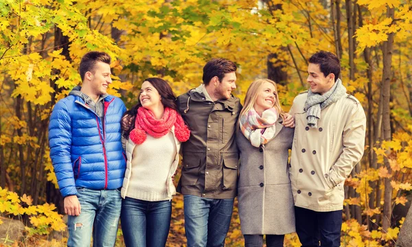 集团的微笑男性和女性在秋天的公园 — 图库照片