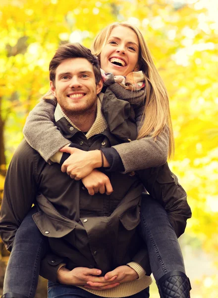 Amici sorridenti si divertono nel parco autunnale — Foto Stock