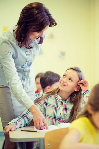 Groupe d'écoliers test d'écriture en classe — Photo