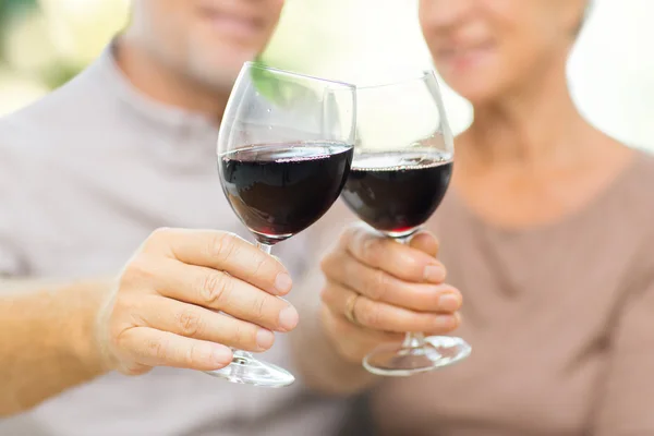 Primer plano de feliz pareja de ancianos con vino tinto — Foto de Stock