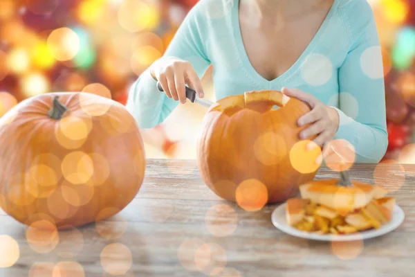 Nahaufnahme einer Frau, die Kürbisse für Halloween schnitzt — Stockfoto