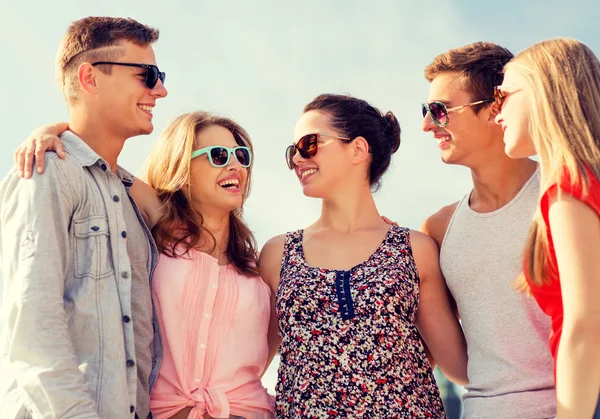 Grupo de amigos sonrientes en la ciudad Imágenes De Stock Sin Royalties Gratis