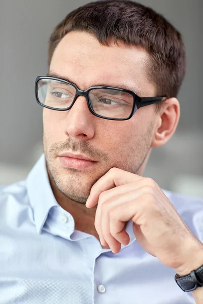 Portret biznesmen w okulary w urzędzie — Zdjęcie stockowe