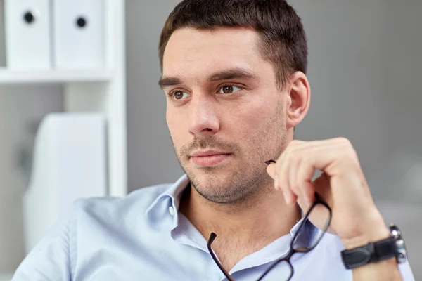 Retrato de homem de negócios com óculos no escritório — Fotografia de Stock