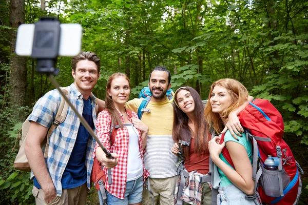 Arkadaş grubu tarafından smartphone selfie alarak sırt çantası — Stok fotoğraf