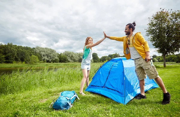 Casal feliz criação de tenda ao ar livre — Fotografia de Stock