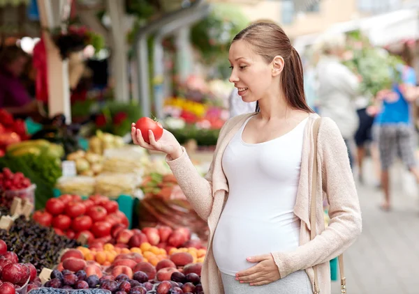 Mujer embarazada eligiendo comida en el mercado callejero — Foto de Stock