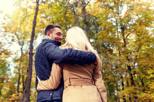 Couple souriant étreignant dans le parc d'automne — Photo