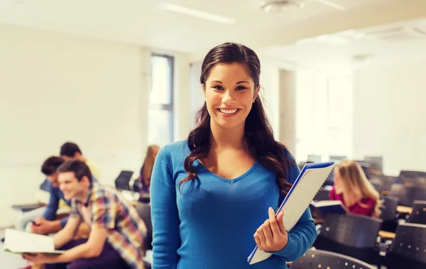 Grupp leende studenter i föreläsningssalen — Stockfoto