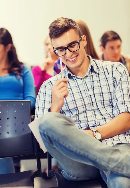 Gruppe lächelnder Studenten mit Notizbuch — Stockfoto