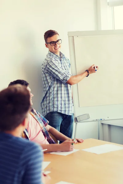 Groupe d'étudiants souriants avec tableau blanc — Photo