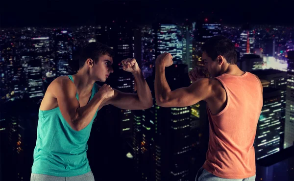 Jóvenes luchando mano a mano — Foto de Stock