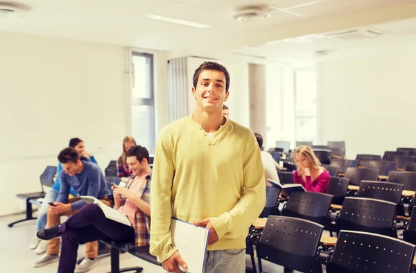 Grupa studentów uśmiechający się w sali wykładowej — Zdjęcie stockowe