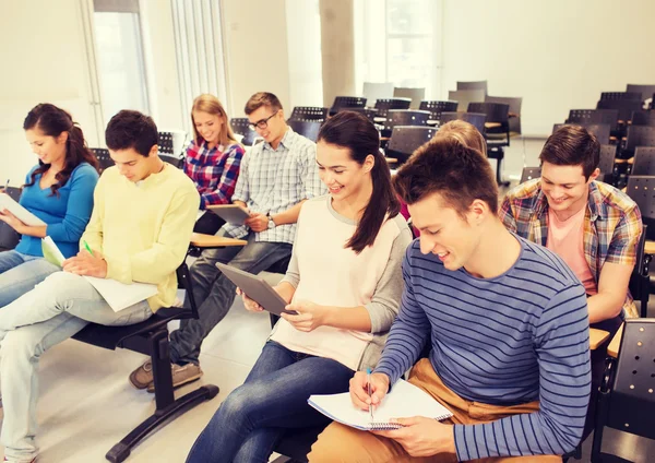 Grupa uśmiechający się studentów z komputera typu tablet — Zdjęcie stockowe