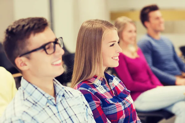 Groep lachende studenten in collegezaal Rechtenvrije Stockafbeeldingen