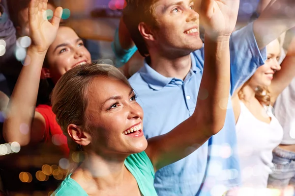 Smiling friends at concert in club — Stock Photo, Image