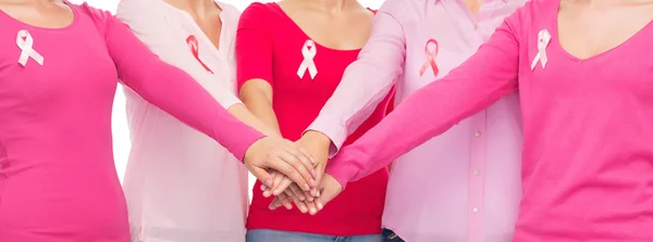 Primer plano de las mujeres con cintas de sensibilización contra el cáncer — Foto de Stock