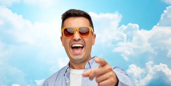 Gesicht eines lachenden Mannes mit Sonnenbrille, der auf dich zeigt — Stockfoto