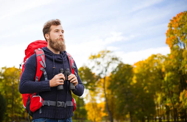 Homem com mochila e binocular ao ar livre — Fotografia de Stock