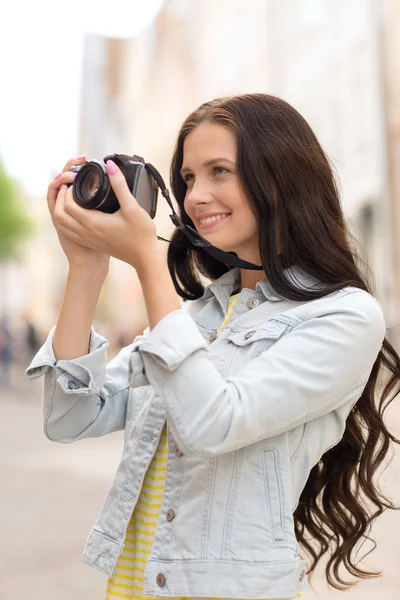 Kamera ile gülümseyen genç kız — Stok fotoğraf