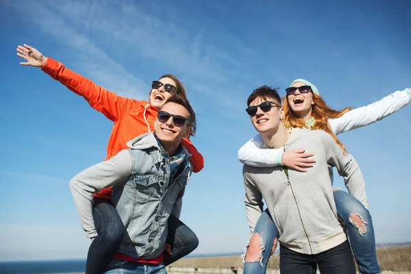 Glückliche Freunde im Schatten, die Spaß im Freien haben — Stockfoto