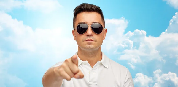 Людина в сонцезахисних окулярах вказує пальцем на вас — стокове фото