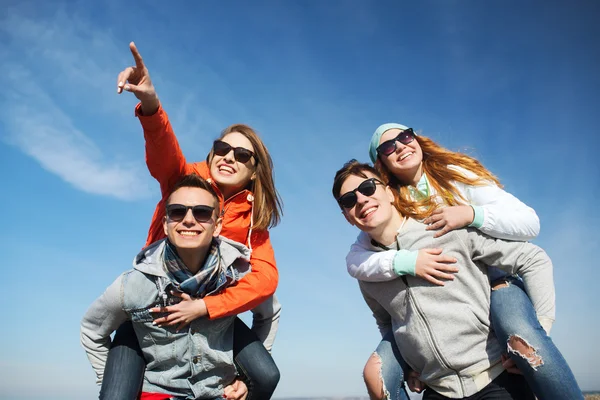 Happy vänner i nyanser har roligt utomhus — Stockfoto