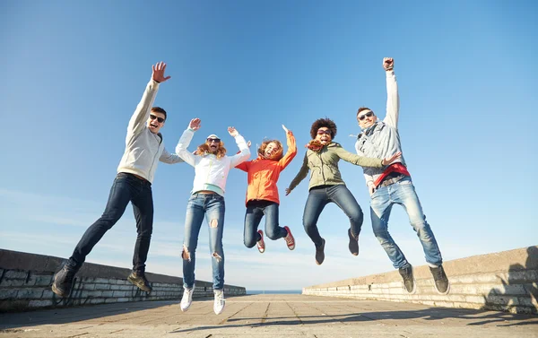 Amis souriants dans des lunettes de soleil riant dans la rue — Photo