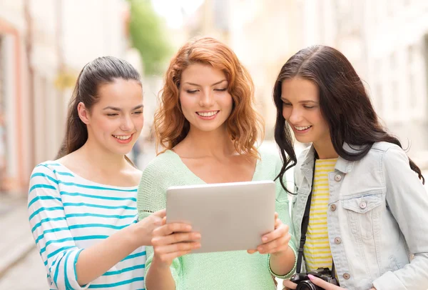 Chicas adolescentes sonrientes con la tableta PC y la cámara —  Fotos de Stock