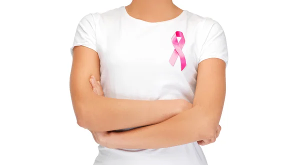 Leende kvinna med rosa cancer awareness ribbon — Stockfoto