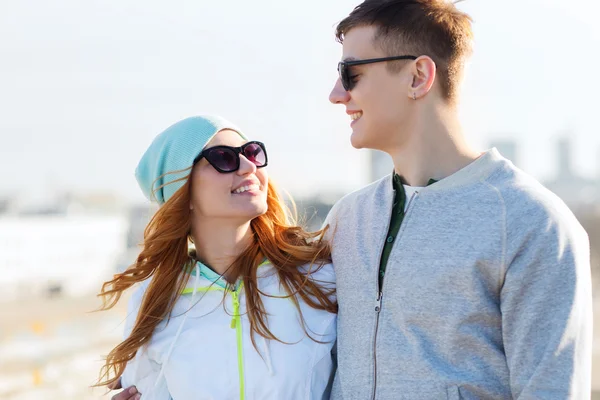 Feliz pareja adolescente caminando en la ciudad — Foto de Stock