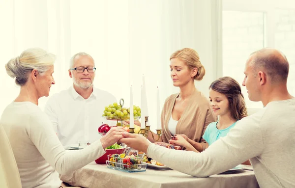 Familia sonriente teniendo una cena de vacaciones en casa — Foto de Stock